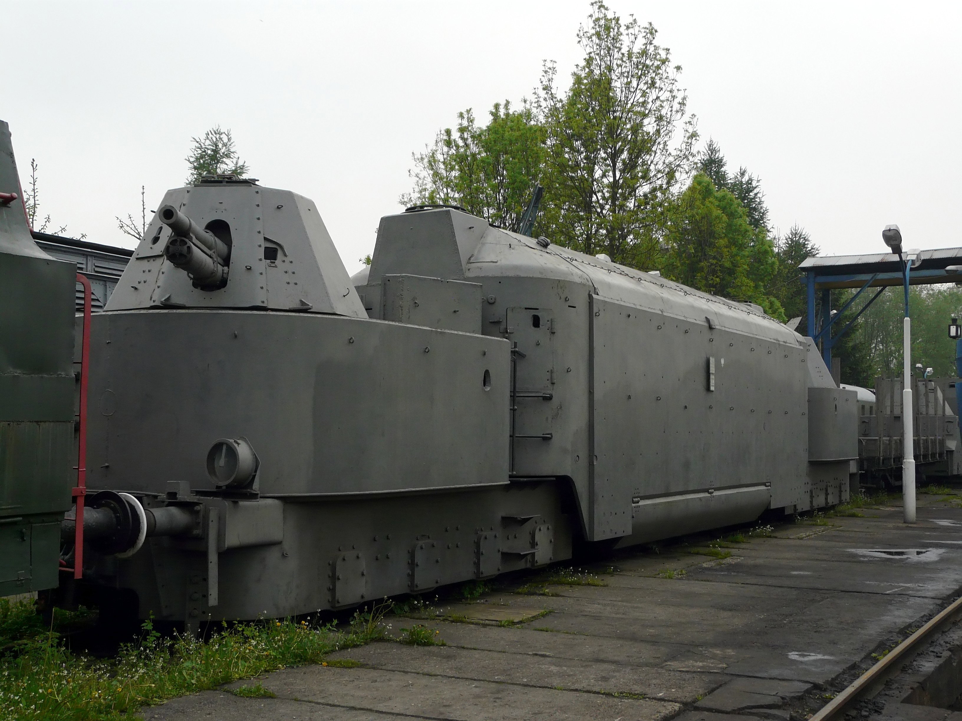 Niemiecki pociąg pancerny Panzertriebwagen 16. Według niektórych relacji podobnie może wyglądać domniemany „złoty pociąg”
