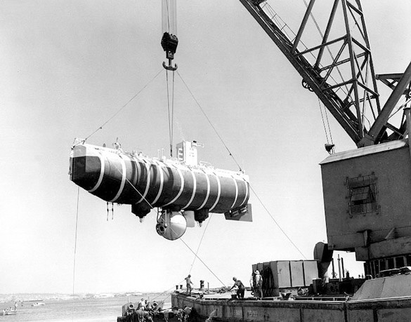 Batyskaf podczas transportu - fot U.S. Naval Historical