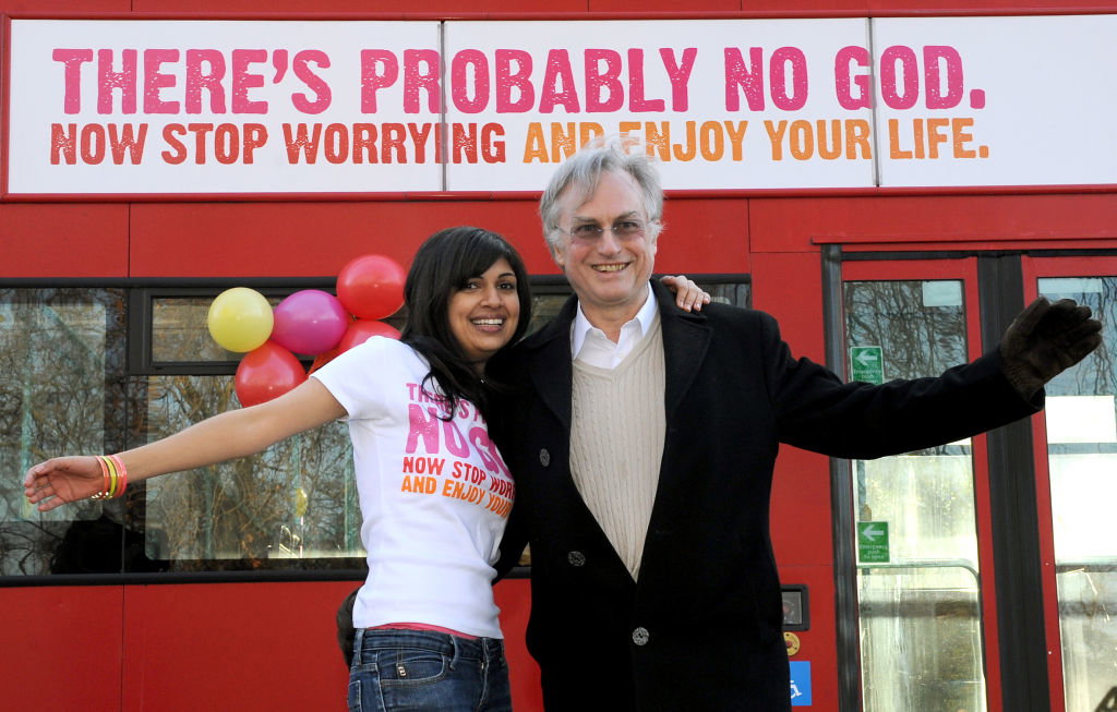 Profesor Richard Dawkins (po prawej) pozuje z dziennikarką Guardian Ariane Sherine w ramach kampanii promującej ateizm fot. Getty Images