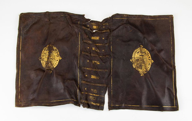 04-regal-wardrobe-bible-cover.ngsversion.1462460407033.adapt.945.1