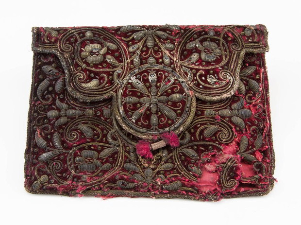 05-regal-wardrobe-purse.ngsversion.1462460425572.adapt.945.1
