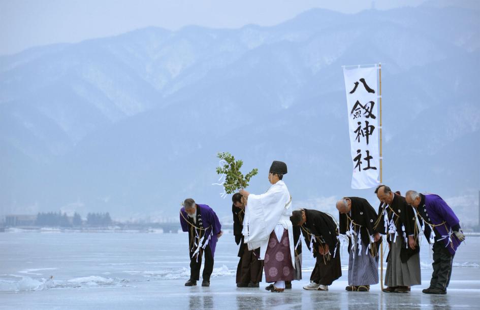 01-shinto-monk-lake-suwa.ngsversion.1461691687085.adapt.945.1