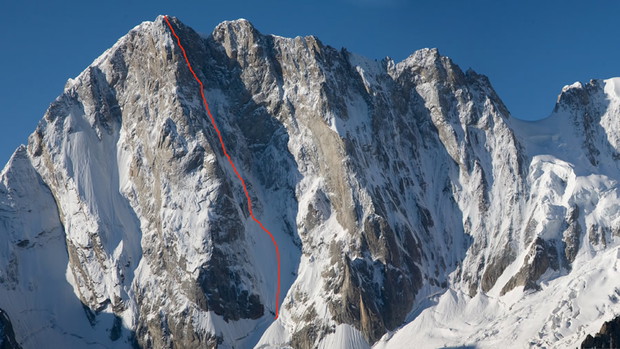 Północna ściana Grandes Jorasses z zaznaczoną linia drogi Colton-McIntyre