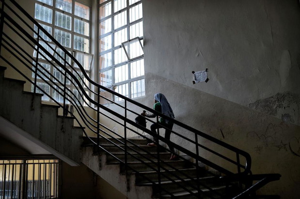 Ci ludzie uciekli przed piekłem. Poruszające zdjęcia uchodźców, którzy zamieszkali w opuszczonej szkole
