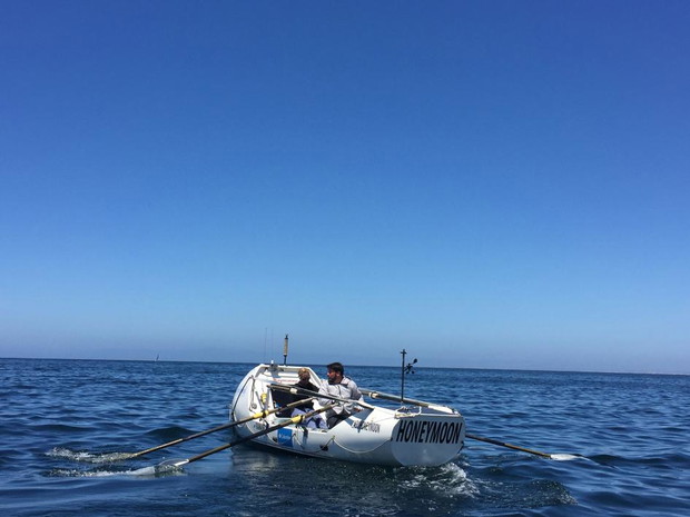 Co za pomysł! Dwoje ludzi, wiosła i bezkresny ocean. Miesiąc miodowy na otwartym morzu