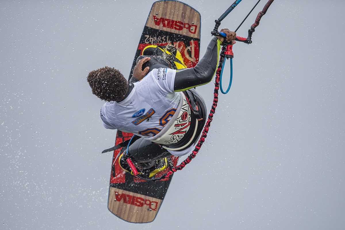 Zobacz jak zdobywali niebo. Piękne zdjęcia z mistrzostw kitesurfingu na Helu