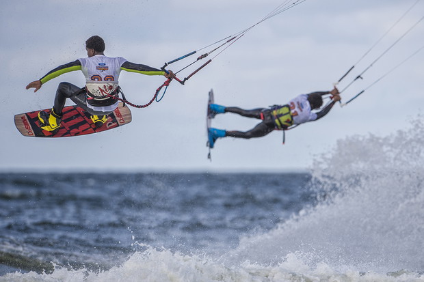 Zobacz jak zdobywali niebo. Piękne zdjęcia z mistrzostw kitesurfingu na Helu