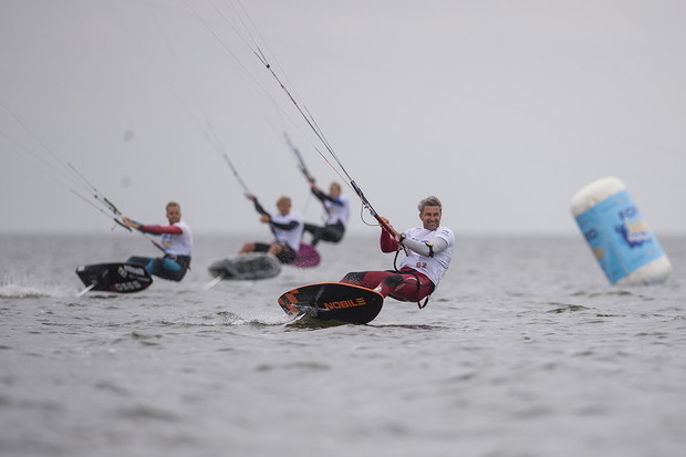 Zobacz jak zdobywali niebo. Piękne zdjęcia z mistrzostw kitesurfingu na Helu