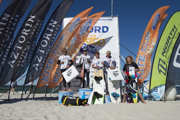 Zobacz jak zdobywali niebo. Piękne zdjęcia z mistrzostw kitesurfingu na Helu