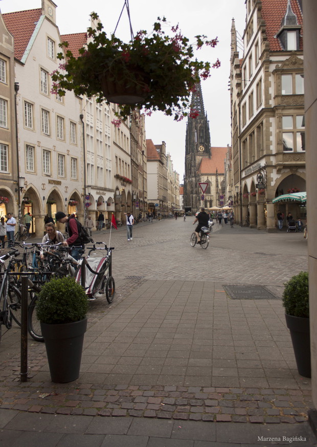 Widok na rynek główny i kościół St. Lambertii