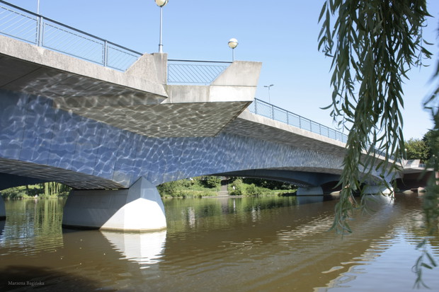 Większy most nad jeziorem