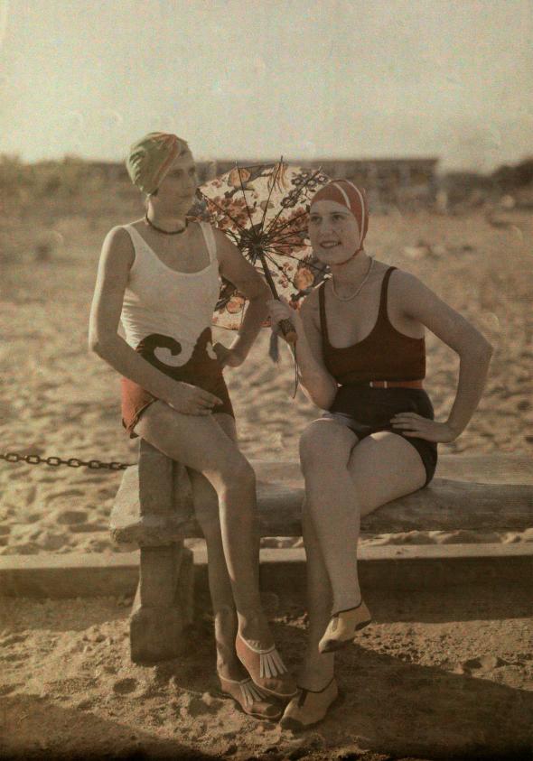 Burkini na plaży to problem? Zobacz w czym kobiety kąpały się kiedyś