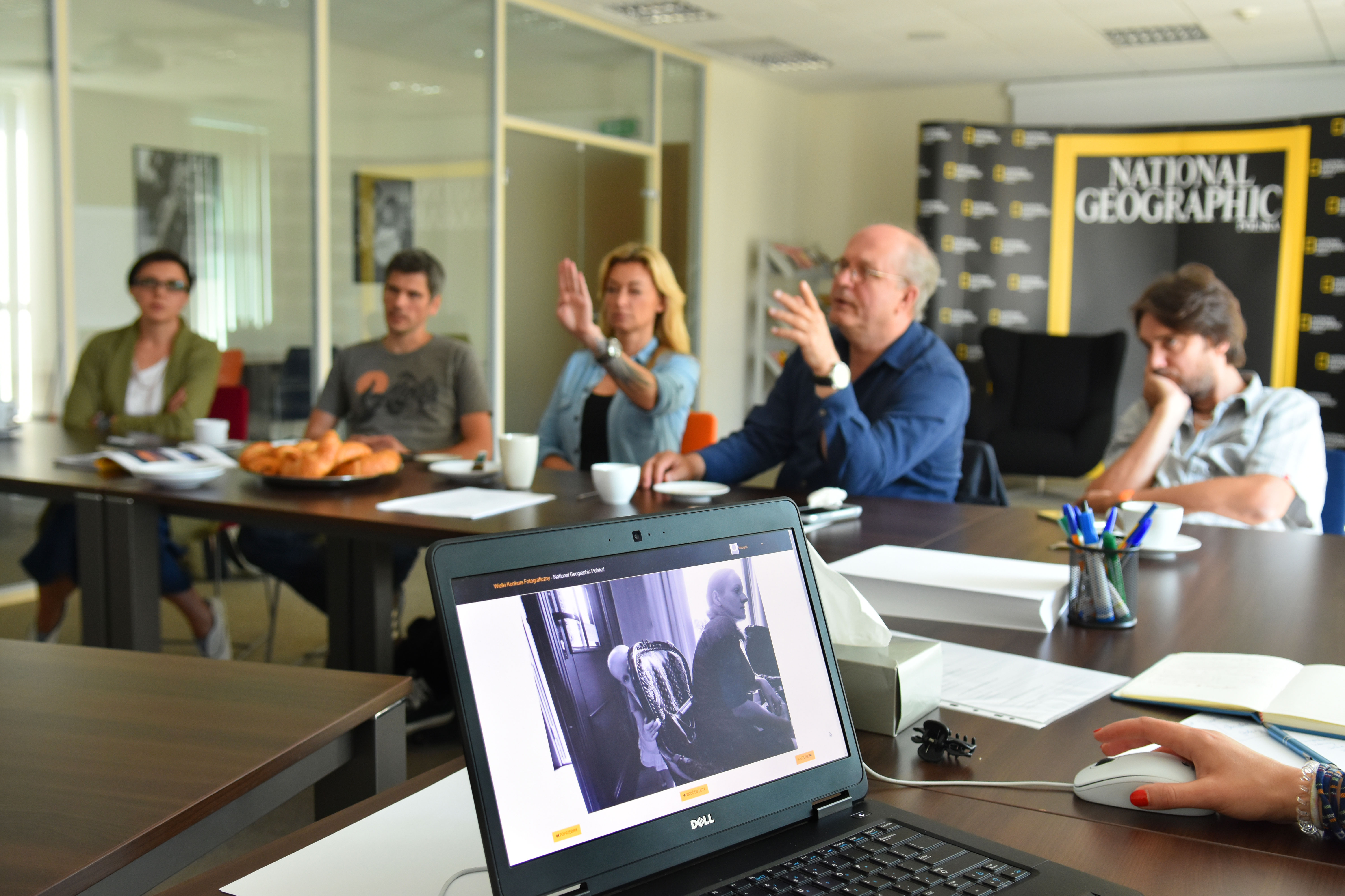 Tak wyglądały obrady jury 12. Wielkiego Konkursu Fotograficznego National Geographic