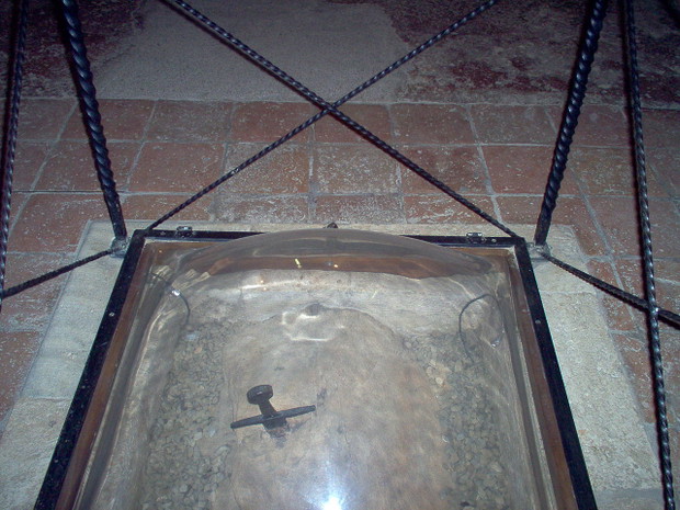 8. Miecz w kamieniu
