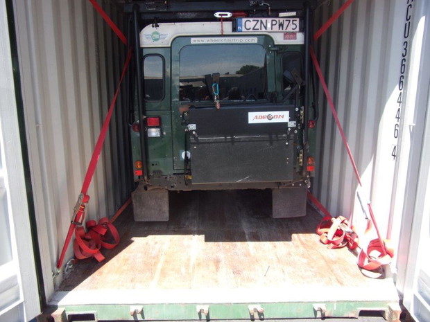 Land Rover w drodze na miejsce