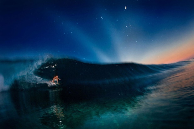 Noc surferów na Sumatrze