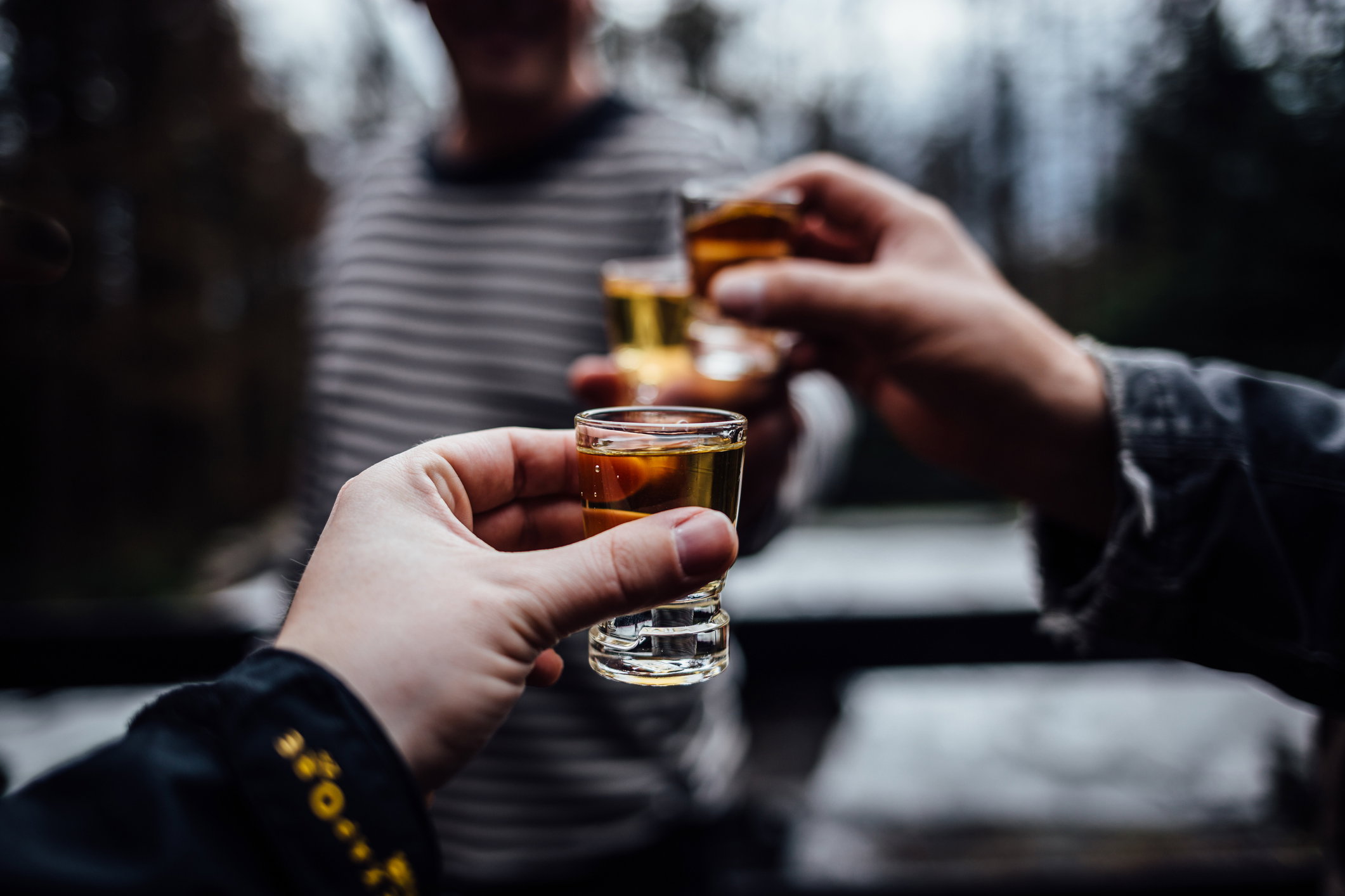 Pił sobie człowiek. Jak alkohol przez wieki kształtował naszą kulturę [REPORTAŻ]