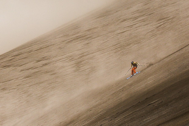 Sliding Fire: Zjechali na nartach i snowboardzie po zboczach czynnego wulkanu