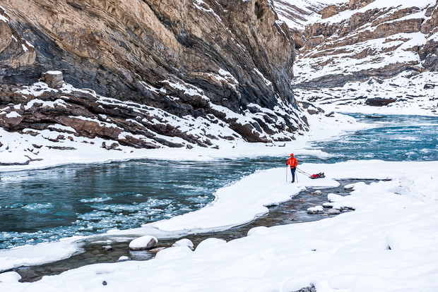 Before It Is Gone: Mateusz Waligóra przemierzył zamarzniętą rzekę Zanskar w indyjskich Himalajach