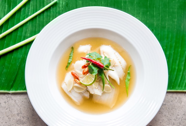 Halibut gotowany na parze z chilli, czosnkiem i sokiem z cytryny, podawany ze szczypiorkiem i świeżą kolendrą