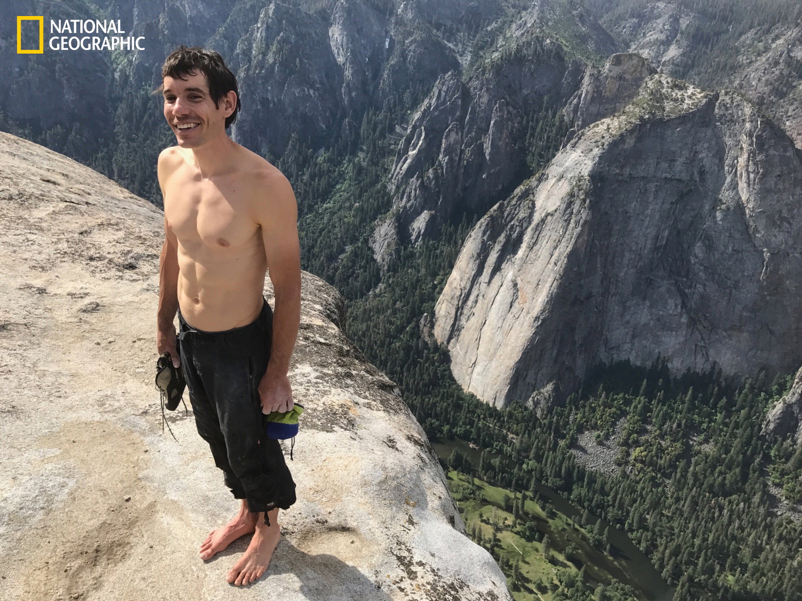 Ten człowiek wspiął się bez zabezpieczenia na najwyższy granitowy blok w Yosemite