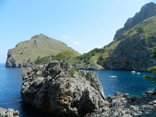 Dryfujące łódki na Morzu Śródziemnym. Sa Calobra. Majorka