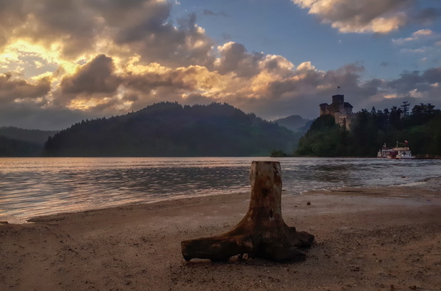 Zdjęcie wykonane smartfonem Samsung Galaxy A5 2017. Zamek Dunajec w Niedzicy. Ujęcie z Plaży Zamajerz.