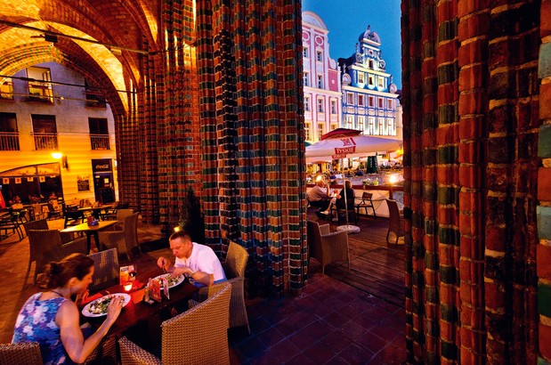 Rynek Sienny to główny plac staromiejski – z kafejkami i restauracjami.