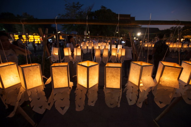 Loy Krathong - święto obchodzone podczas pełni księżyca w Chiang Mai