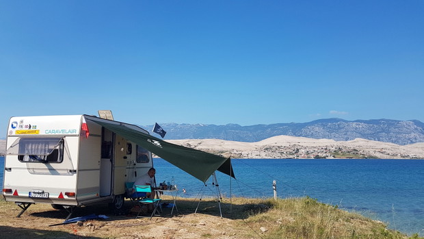 Ona, on, mops i kajak. Dmuchane canoe to ich sposób na podróżowanie