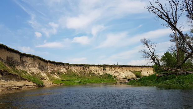 Ona, on, mops i kajak. Dmuchane canoe to ich sposób na podróżowanie