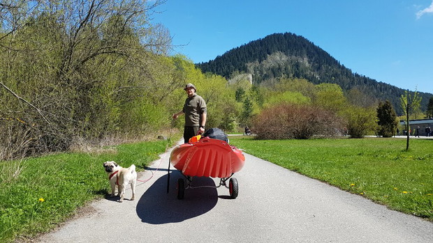 Ona, on, mops i kajak. Dmuchane canoe to ich sposób na podróżowanie