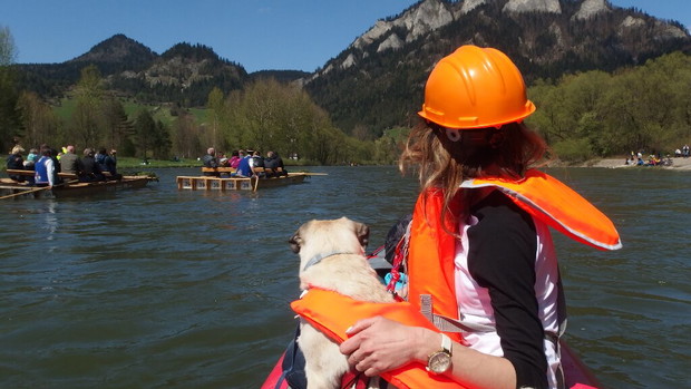 Ona, on, mops i kajak. Dmuchane canoe to ich sposób na podróżowanie