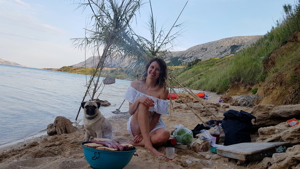 Ona, on, mops i kajak. Dmuchane canoe to ich sposób na podróżowanie