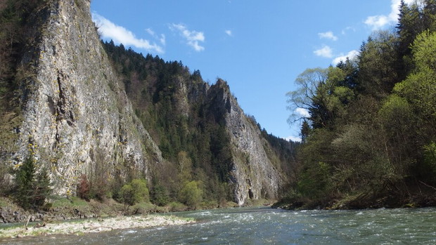 Ona, on, mops i kajak. Dmuchane canoe to ich sposób na podróżowanie