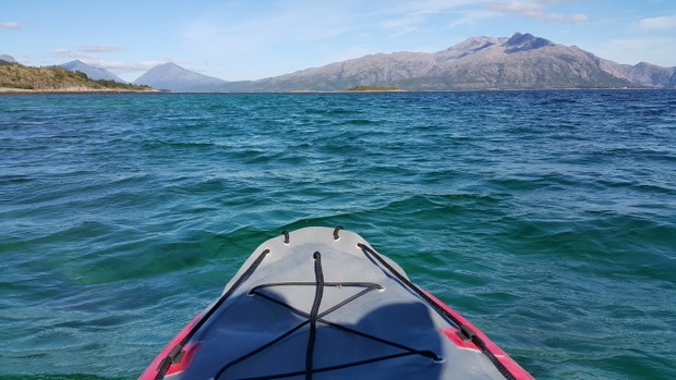Ona, on, mops i kajak. Dmuchane canoe to ich sposób na podróżowanie