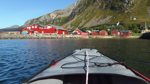 Ona, on, mops i kajak. Dmuchane canoe to ich sposób na podróżowanie