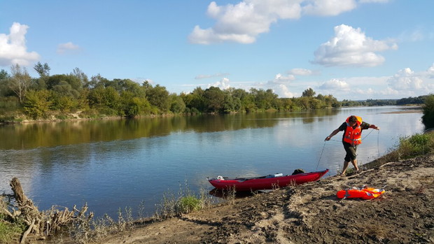 Ona, on, mops i kajak. Dmuchane canoe to ich sposób na podróżowanie