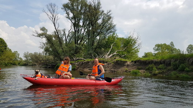 Ona, on, mops i kajak. Dmuchane canoe to ich sposób na podróżowanie
