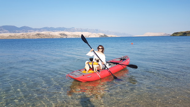 Ona, on, mops i kajak. Dmuchane canoe to ich sposób na podróżowanie