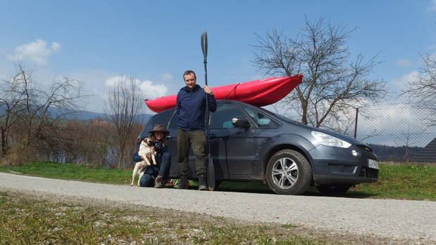 Ona, on, mops i kajak. Dmuchane canoe to ich sposób na podróżowanie