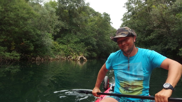 Ona, on, mops i kajak. Dmuchane canoe to ich sposób na podróżowanie