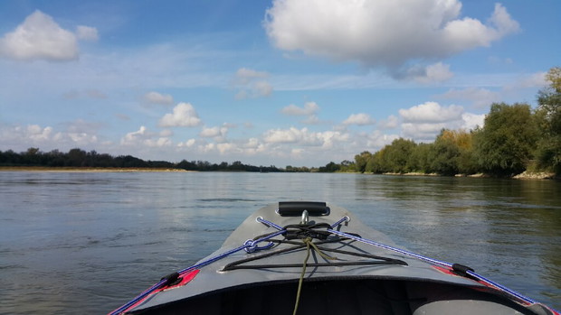 Ona, on, mops i kajak. Dmuchane canoe to ich sposób na podróżowanie