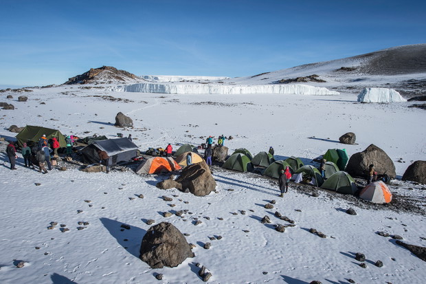 Poranek po ciężkiej nocy na 5750 m n.p.m. Dzień startu Kilithonu.