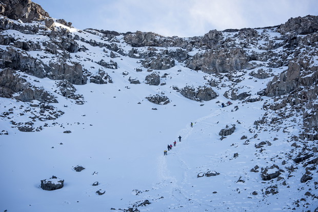 Zejście stromym żlebem do obozu w Crater Camp, 140 m poniżej wierzchołka.