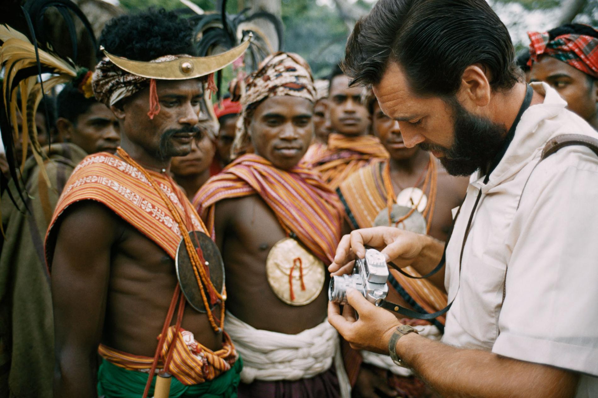 Frank Schreider pokazuje aparat mieszkańcowi wyspy Timor w 1962 roku
