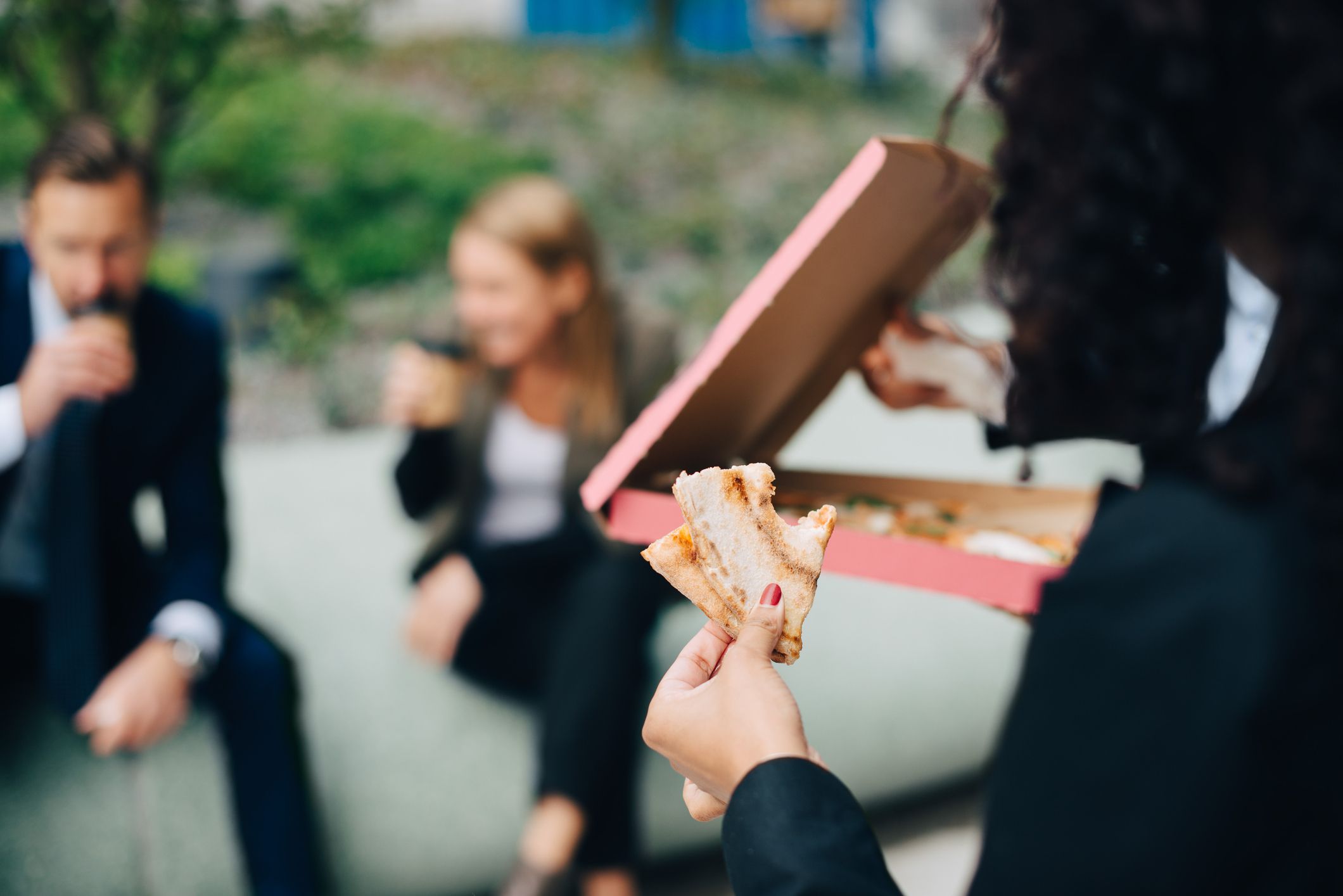 Tyjemy w pracy. A najbardziej na spotkaniach. Badacze przeanalizowali "korpo menu"