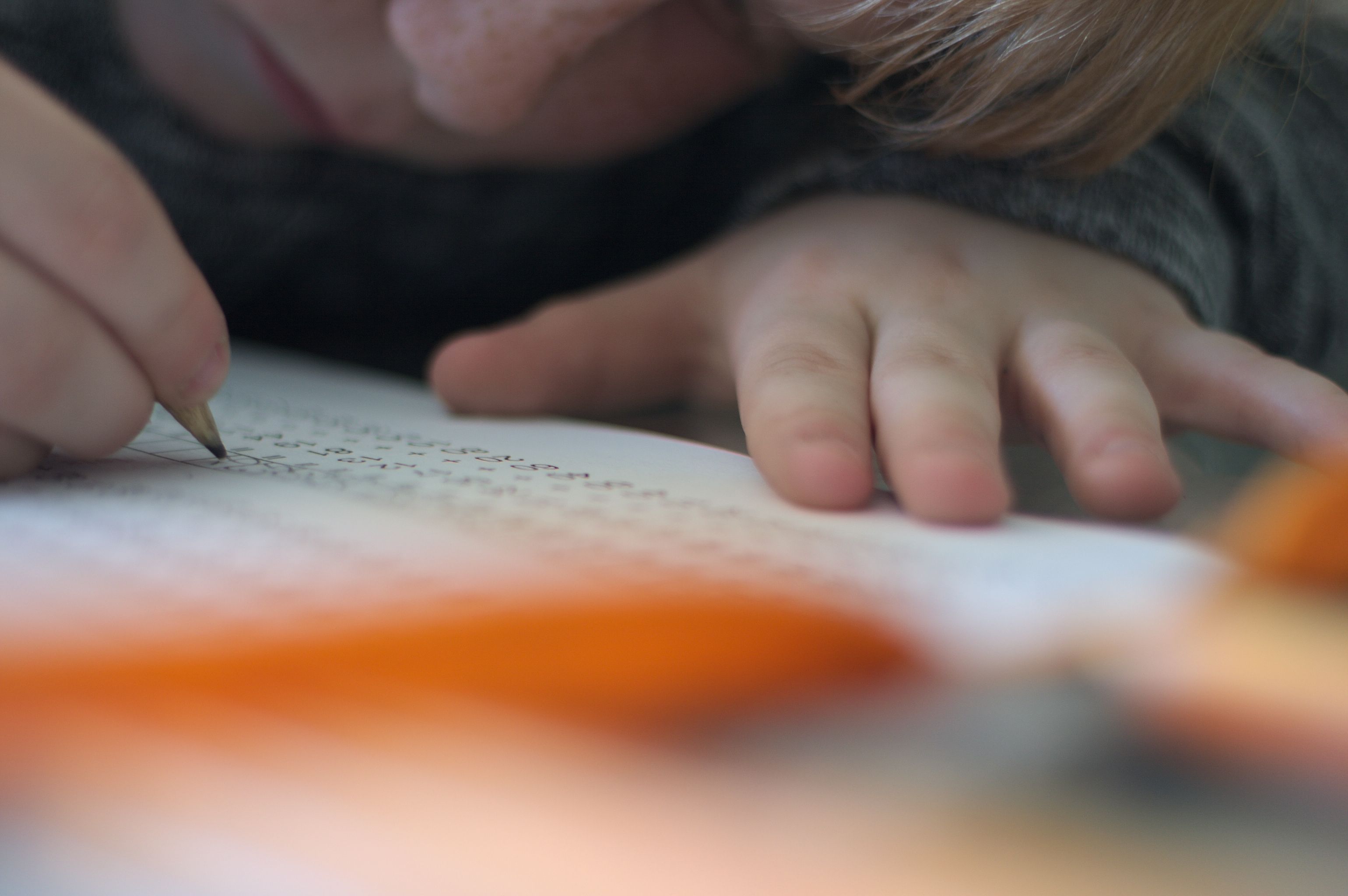 "Dzieci trzymają długopisy jak jaskiniowcy. Pediatrzy: dzieci tracą siłę i zręczność