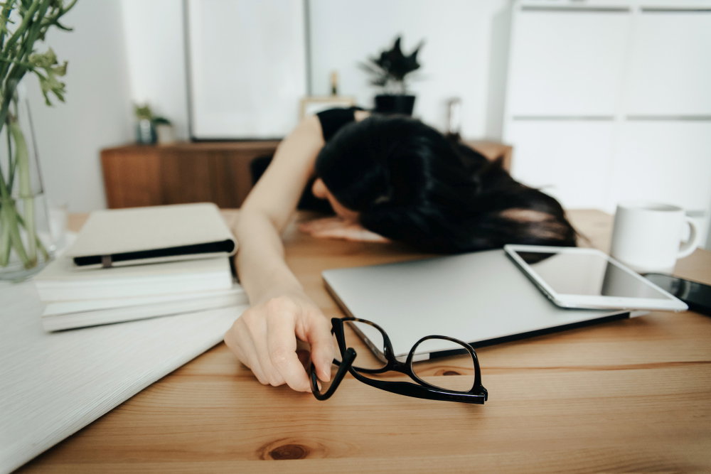 Dlaczego praca za biurkiem nas wykańcza? Naukowcy mają parę hipotez