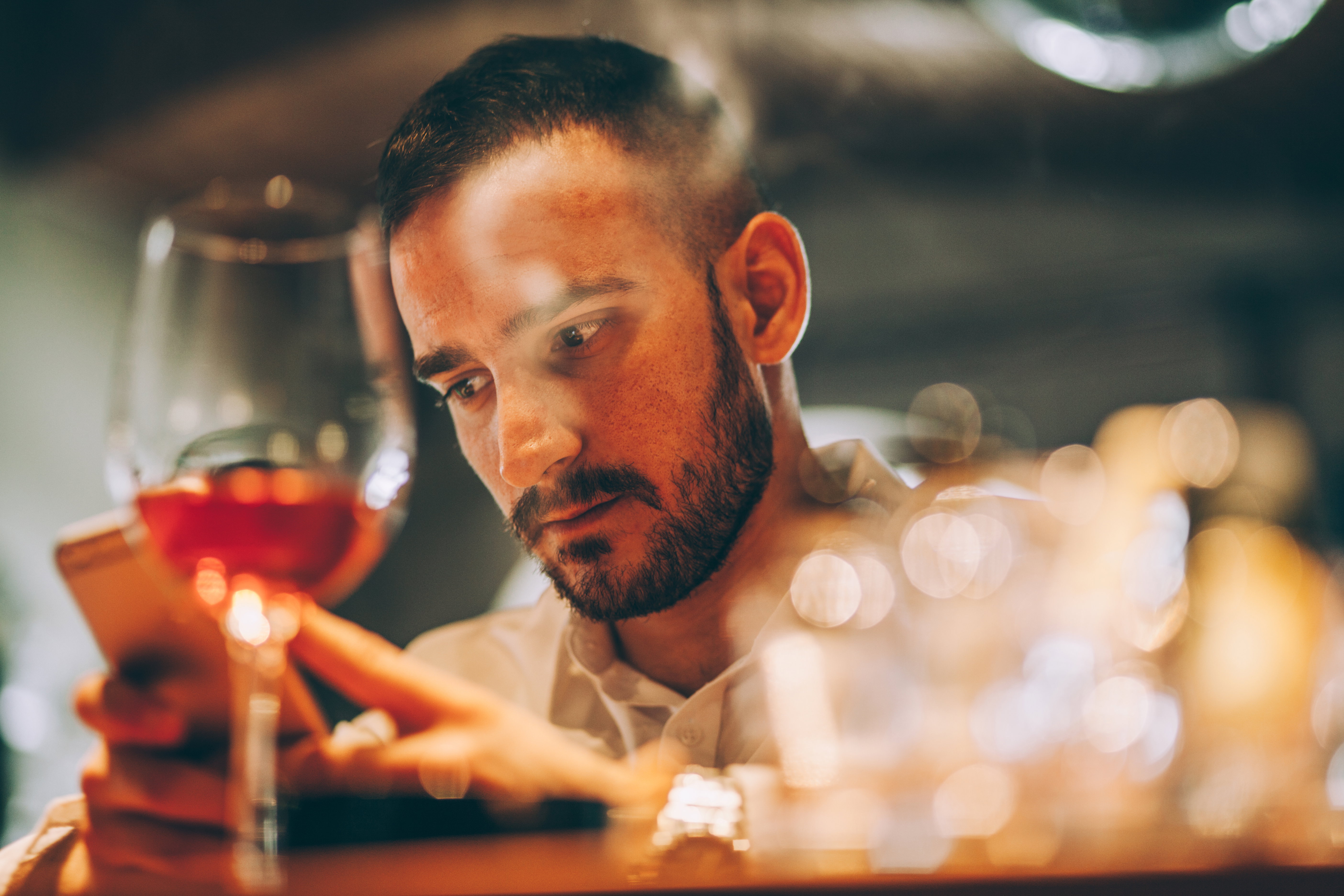 Czy to już alkoholizm? 11 oznak, które mogą świadczyć o problemach z piciem